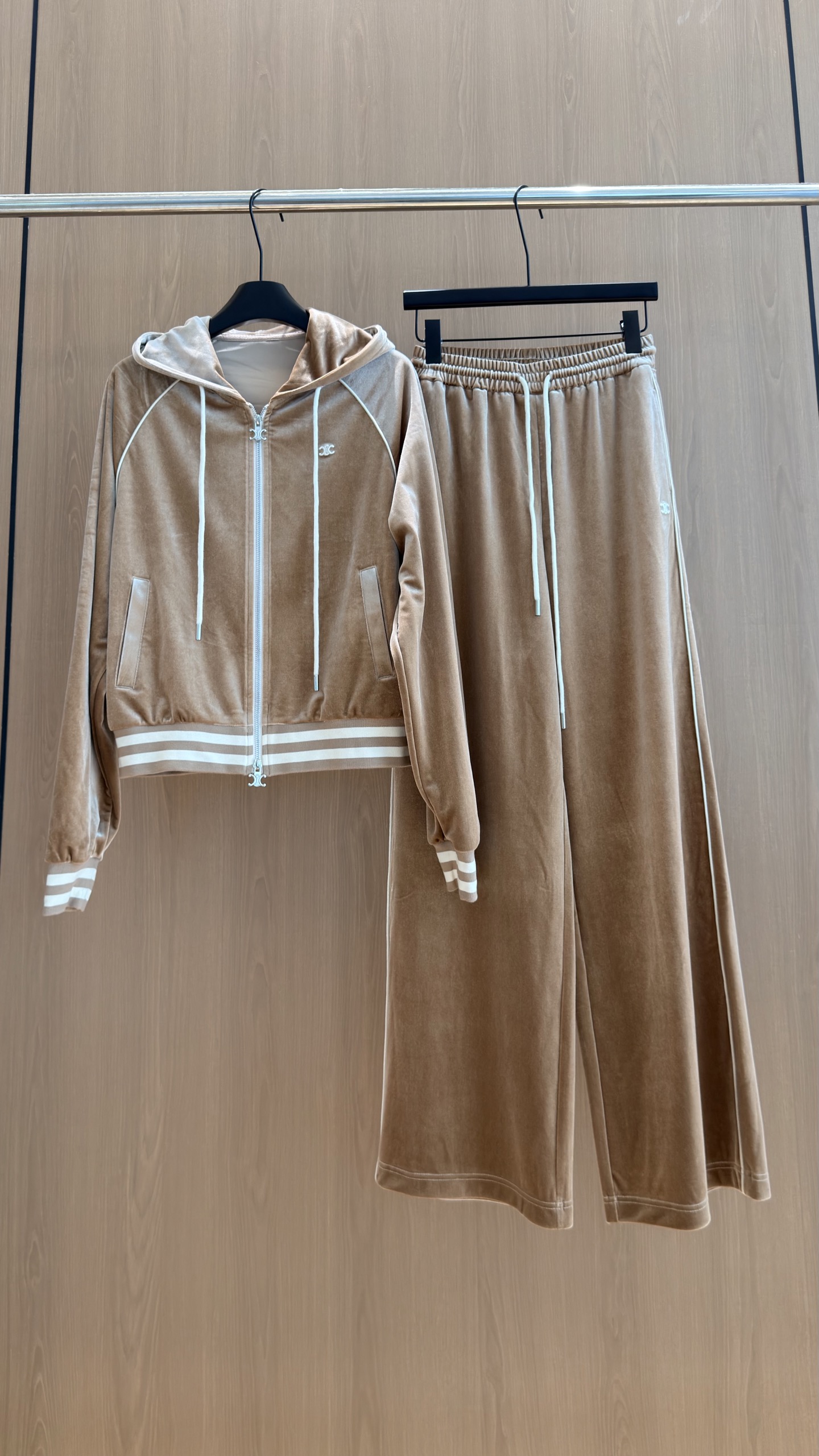 🛒𝐍𝐄𝐖 · 𝟐𝟎𝟐6/爆款现货 【秋冬上新】Celi*｜26新品经典丝绒套装！ 高端定制双拉链带帽上衣  搭配松弛感休