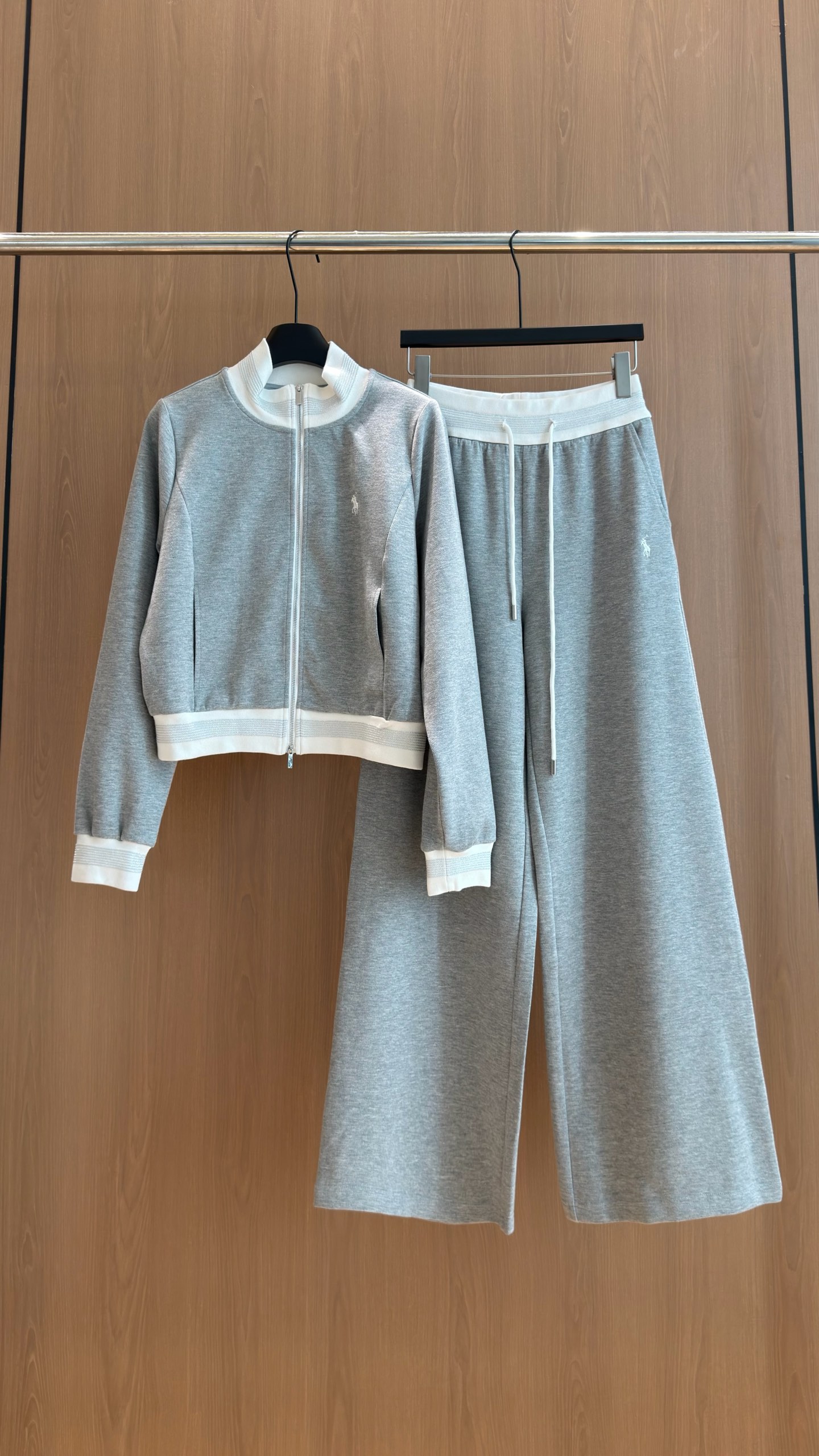 🛒𝐍𝐄𝐖 · 𝟐𝟎𝟐6/爆款现货 【秋冬上新】Po *｜26新品经典骏马刺绣休闲套装！ 高端定制双拉链立领拼接外套  搭