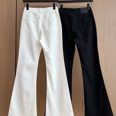 🛒𝐍𝐄𝐖 · 𝟐𝟎𝟐6/爆款现货 【秋冬新款】设计师|经典花朵扣小香风微喇牛仔裤 采用高端定制面料,牛仔穿起来非常舒 🛒𝐍𝐄𝐖 · 𝟐𝟎𝟐6/爆款现货 【秋冬新款】设计师|经典花朵扣小香风微喇牛仔裤 采用高端定制面料,牛仔穿起来非常舒