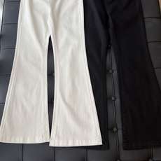 🛒𝐍𝐄𝐖 · 𝟐𝟎𝟐6/爆款现货 【秋冬新款】设计师|经典花朵扣小香风微喇牛仔裤 采用高端定制面料,牛仔穿起来非常舒 🛒𝐍𝐄𝐖 · 𝟐𝟎𝟐6/爆款现货 【秋冬新款】设计师|经典花朵扣小香风微喇牛仔裤 采用高端定制面料,牛仔穿起来非常舒