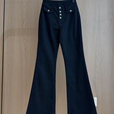 🛒𝐍𝐄𝐖 · 𝟐𝟎𝟐6/爆款现货 【秋冬新款】设计师|经典花朵扣小香风微喇牛仔裤 采用高端定制面料,牛仔穿起来非常舒 🛒𝐍𝐄𝐖 · 𝟐𝟎𝟐6/爆款现货 【秋冬新款】设计师|经典花朵扣小香风微喇牛仔裤 采用高端定制面料,牛仔穿起来非常舒