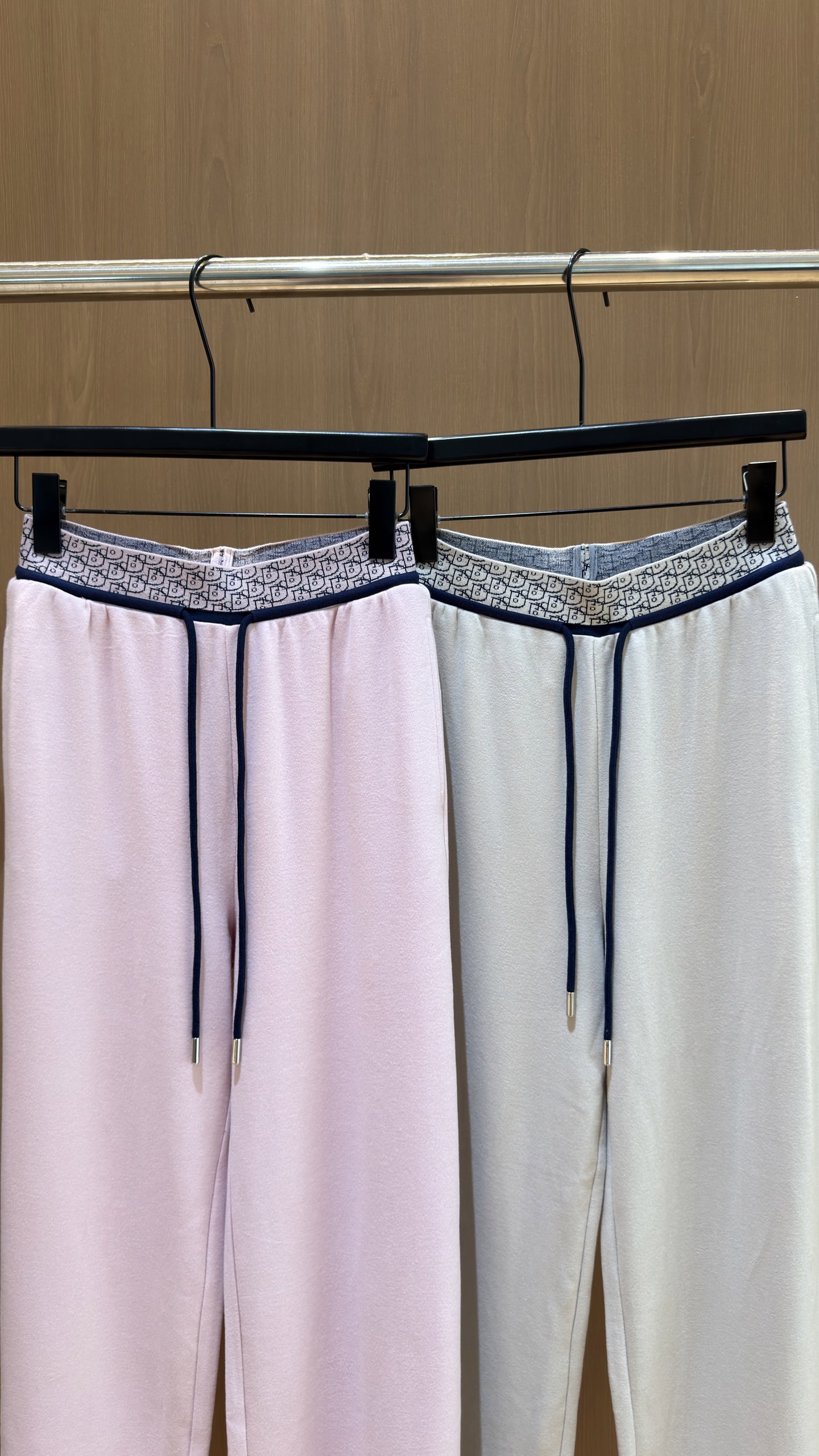 🛒𝐍𝐄𝐖 · 𝟐𝟎𝟐6/爆款现货 【秋冬上新】Di*｜26新品经典立领提花织带外套长裤套装！ 高端定制双拉链上衣   搭