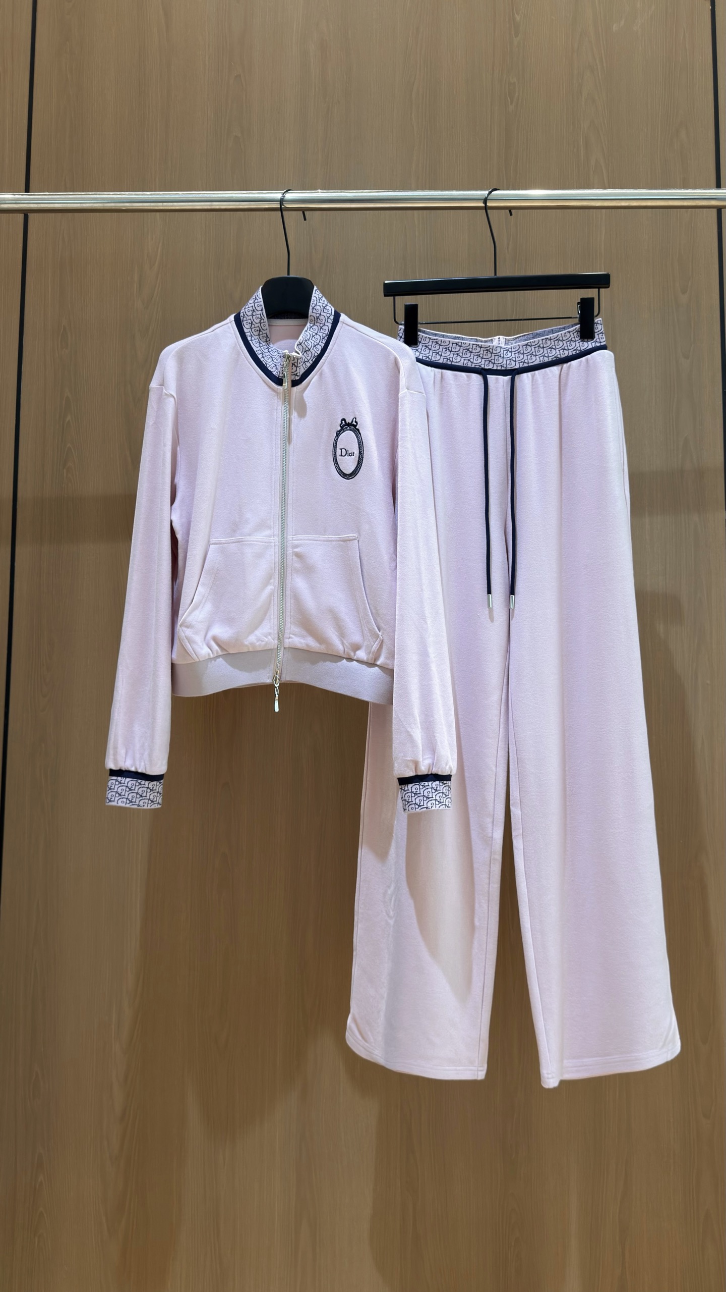 🛒𝐍𝐄𝐖 · 𝟐𝟎𝟐6/爆款现货 【秋冬上新】Di*｜26新品经典立领提花织带外套长裤套装！ 高端定制双拉链上衣   搭