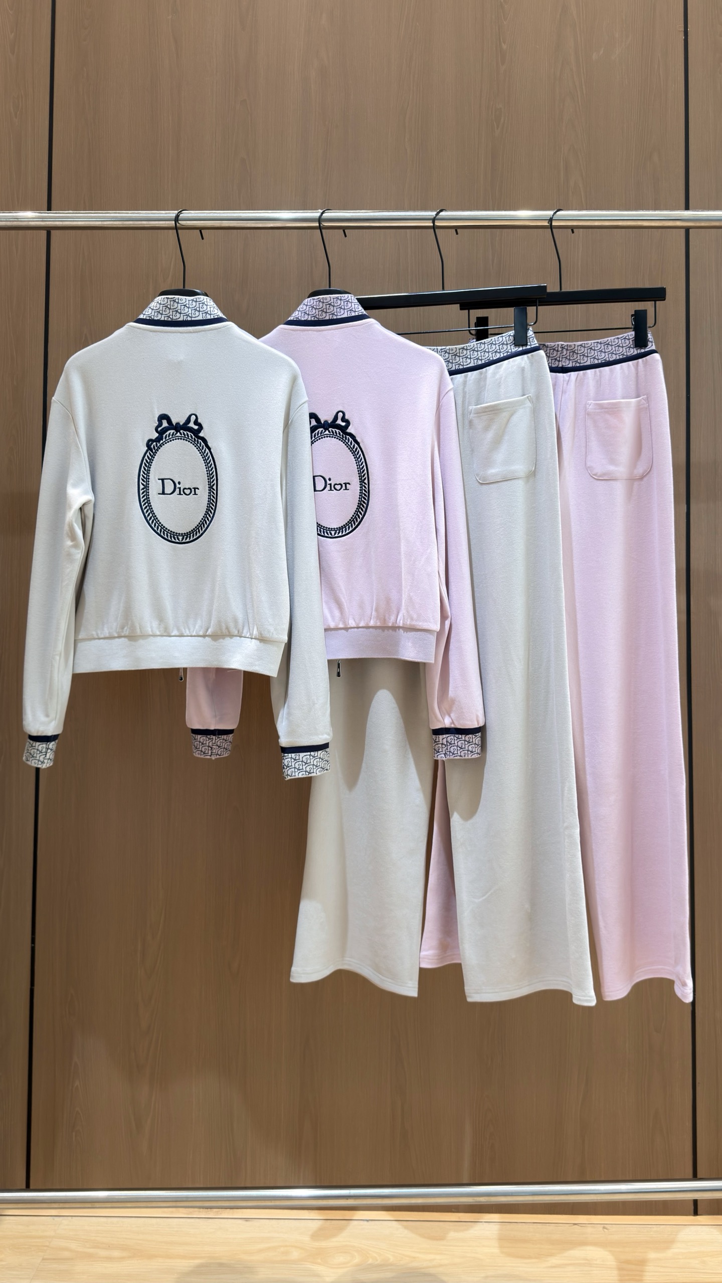 🛒𝐍𝐄𝐖 · 𝟐𝟎𝟐6/爆款现货 【秋冬上新】Di*｜26新品经典立领提花织带外套长裤套装！ 高端定制双拉链上衣   搭