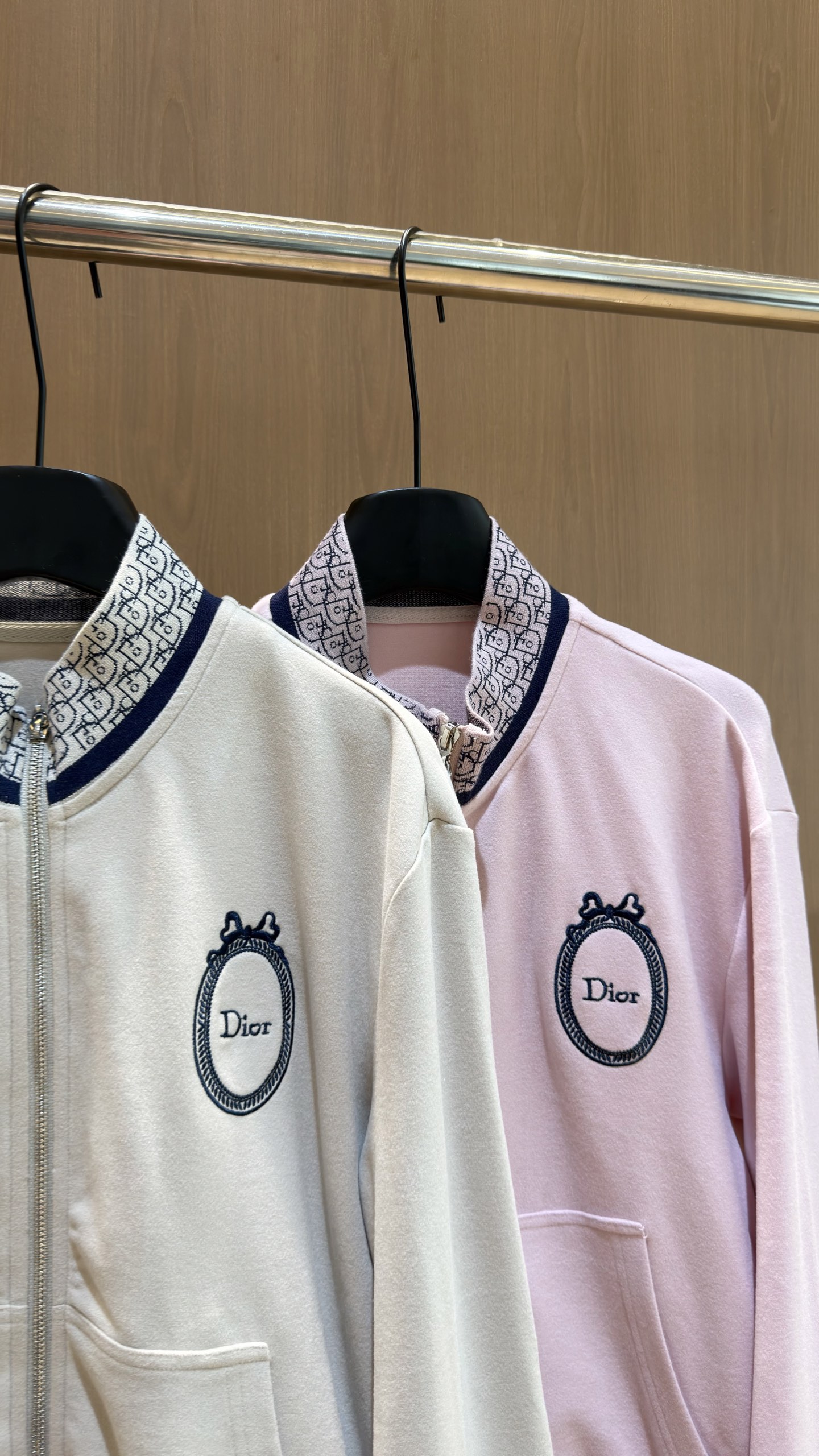 🛒𝐍𝐄𝐖 · 𝟐𝟎𝟐6/爆款现货 【秋冬上新】Di*｜26新品经典立领提花织带外套长裤套装！ 高端定制双拉链上衣   搭