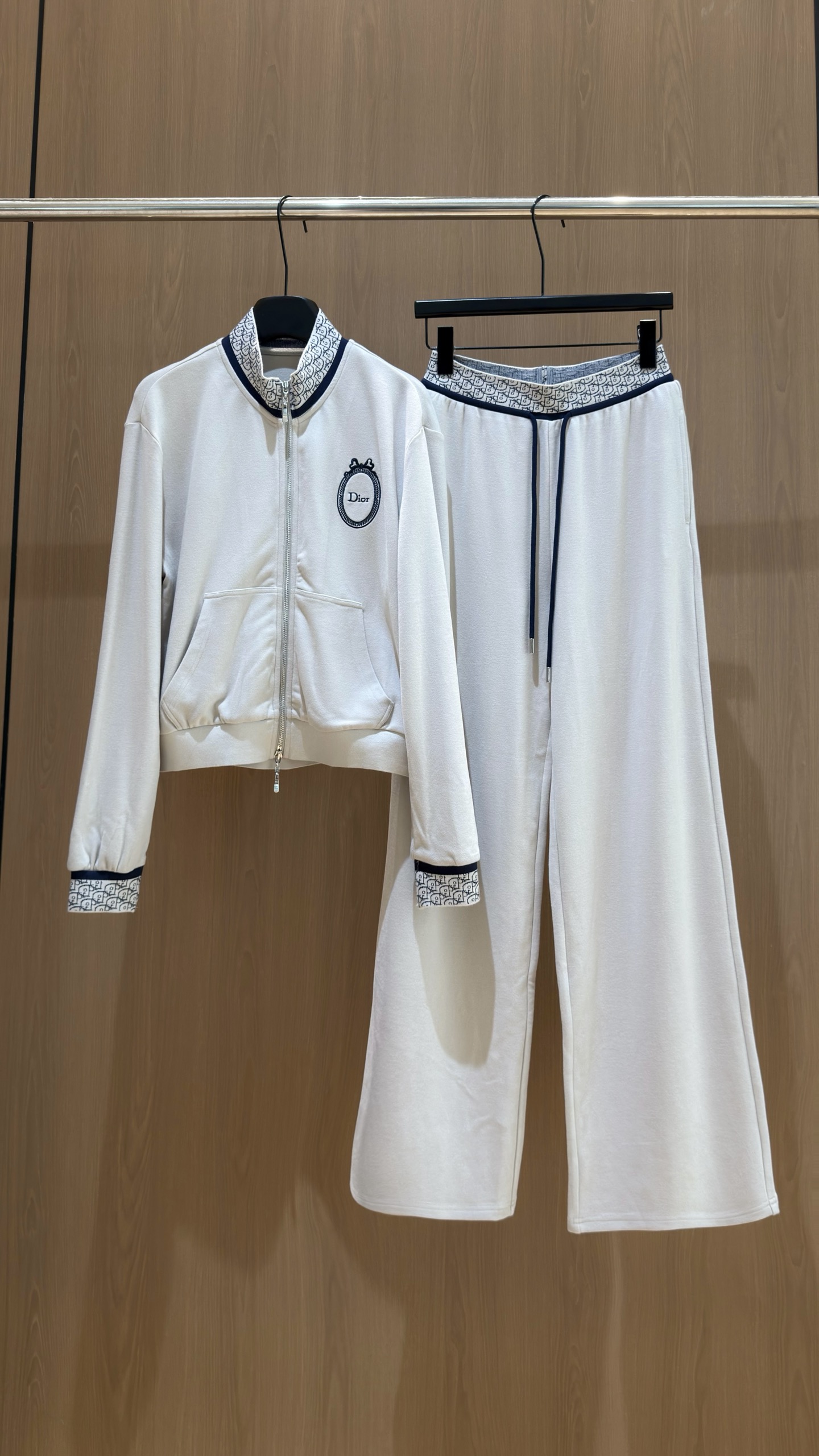 🛒𝐍𝐄𝐖 · 𝟐𝟎𝟐6/爆款现货 【秋冬上新】Di*｜26新品经典立领提花织带外套长裤套装！ 高端定制双拉链上衣   搭