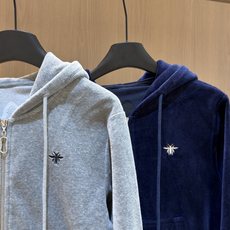 🛒𝐍𝐄𝐖 · 𝟐𝟎𝟐6/爆款现货 【秋冬上新】Di*|26新品经典带帽外套长裤套装! 特种机打造重工立体刺绣 高端定制 🛒𝐍𝐄𝐖 · 𝟐𝟎𝟐6/爆款现货 【秋冬上新】Di*|26新品经典带帽外套长裤套装! 特种机打造重工立体刺绣 高端定制