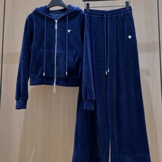 🛒𝐍𝐄𝐖 · 𝟐𝟎𝟐6/爆款现货 【秋冬上新】Di*|26新品经典带帽外套长裤套装! 特种机打造重工立体刺绣 高端定制 🛒𝐍𝐄𝐖 · 𝟐𝟎𝟐6/爆款现货 【秋冬上新】Di*|26新品经典带帽外套长裤套装! 特种机打造重工立体刺绣 高端定制