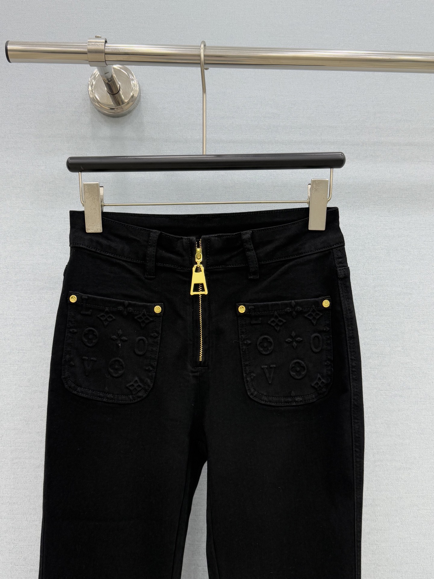 🛒𝐍𝐄𝐖 · 𝟐𝟎𝟐6/爆款现货 【秋冬上新】设计师｜26新款老花双口袋压花微喇拉链牛仔裤 爆单款  气质女神必入  定