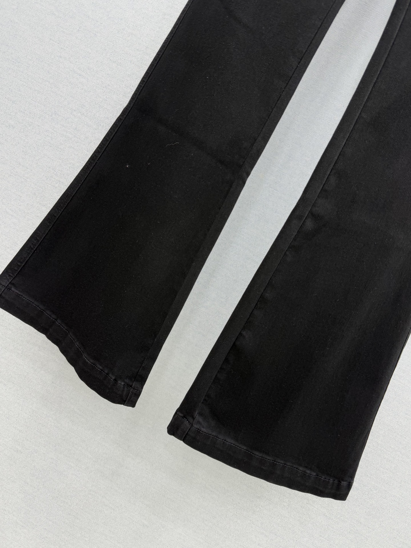 🛒𝐍𝐄𝐖 · 𝟐𝟎𝟐6/爆款现货 【秋冬上新】设计师｜26新款老花双口袋压花微喇拉链牛仔裤 爆单款  气质女神必入  定