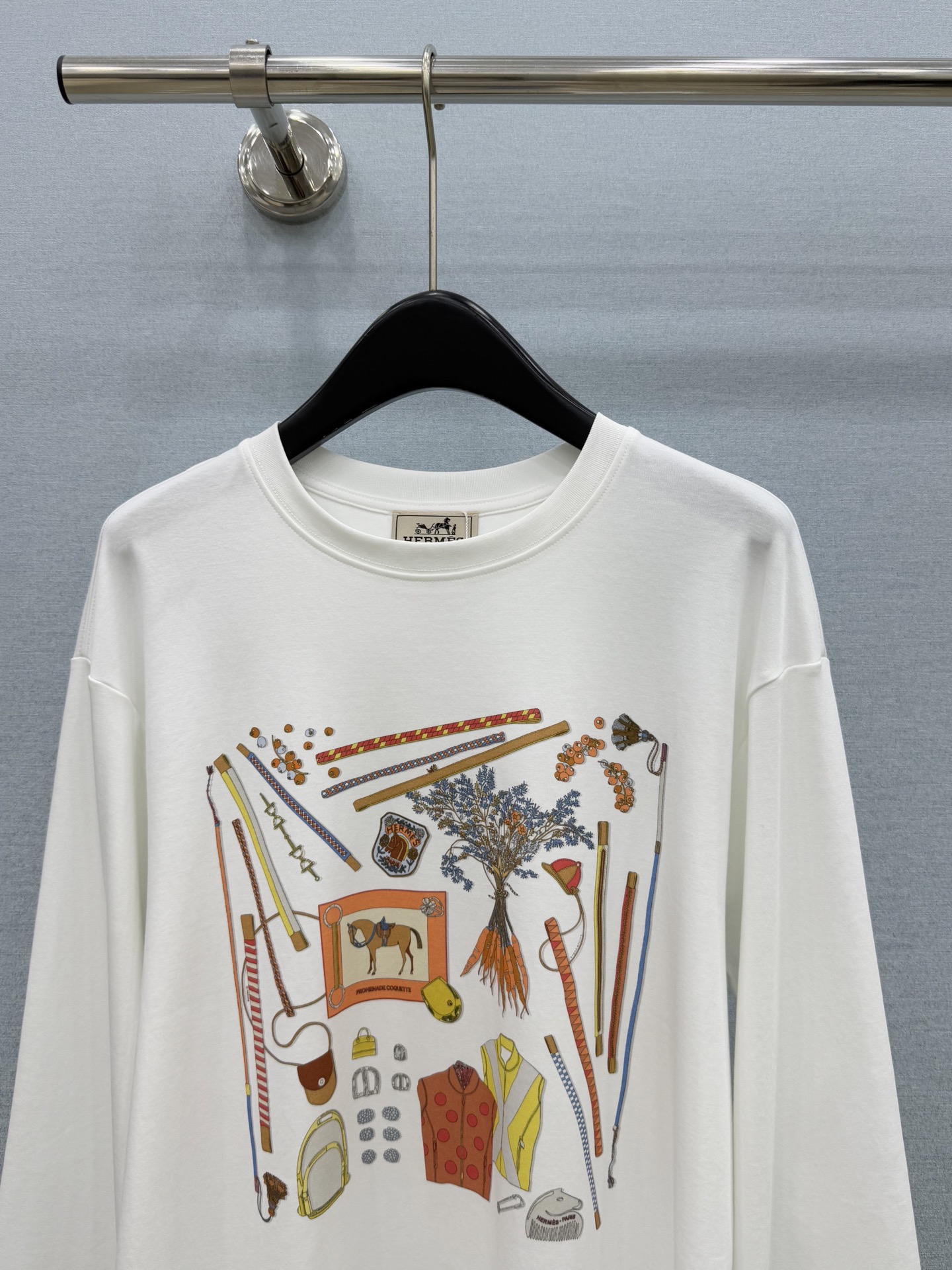 🛒𝐍𝐄𝐖 · 𝟐𝟎𝟐6/爆款现货 【原单品质】Her*｜2026新款印花长袖T恤 高订面料，百搭版型  ，上身的触感谁穿