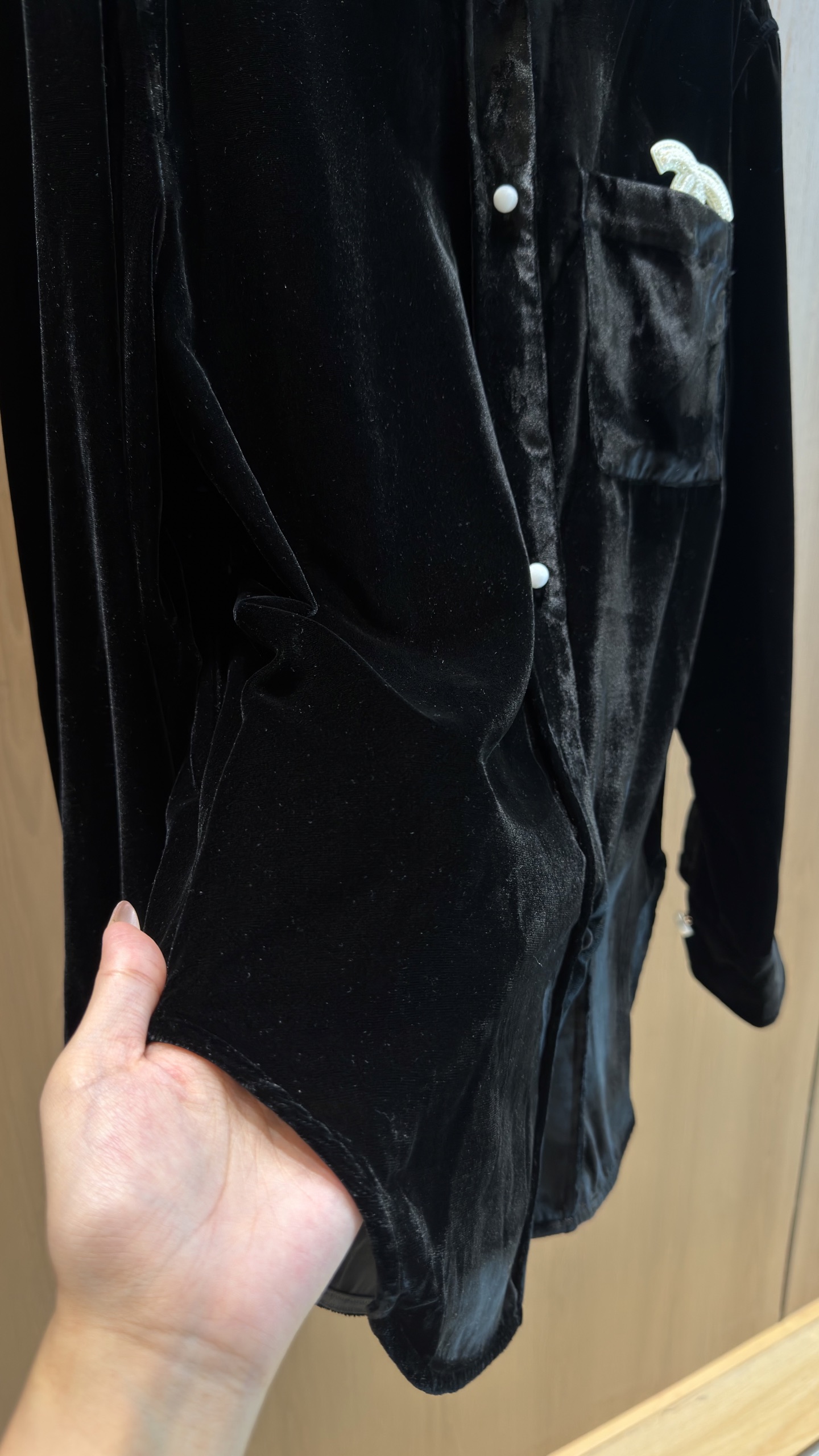 🛒𝐍𝐄𝐖 · 𝟐𝟎𝟐6/爆款现货 【秋冬上新】Ch*｜2026新品中古风丝绒衬衫  定制高端材质 撞色章仔logo点缀 