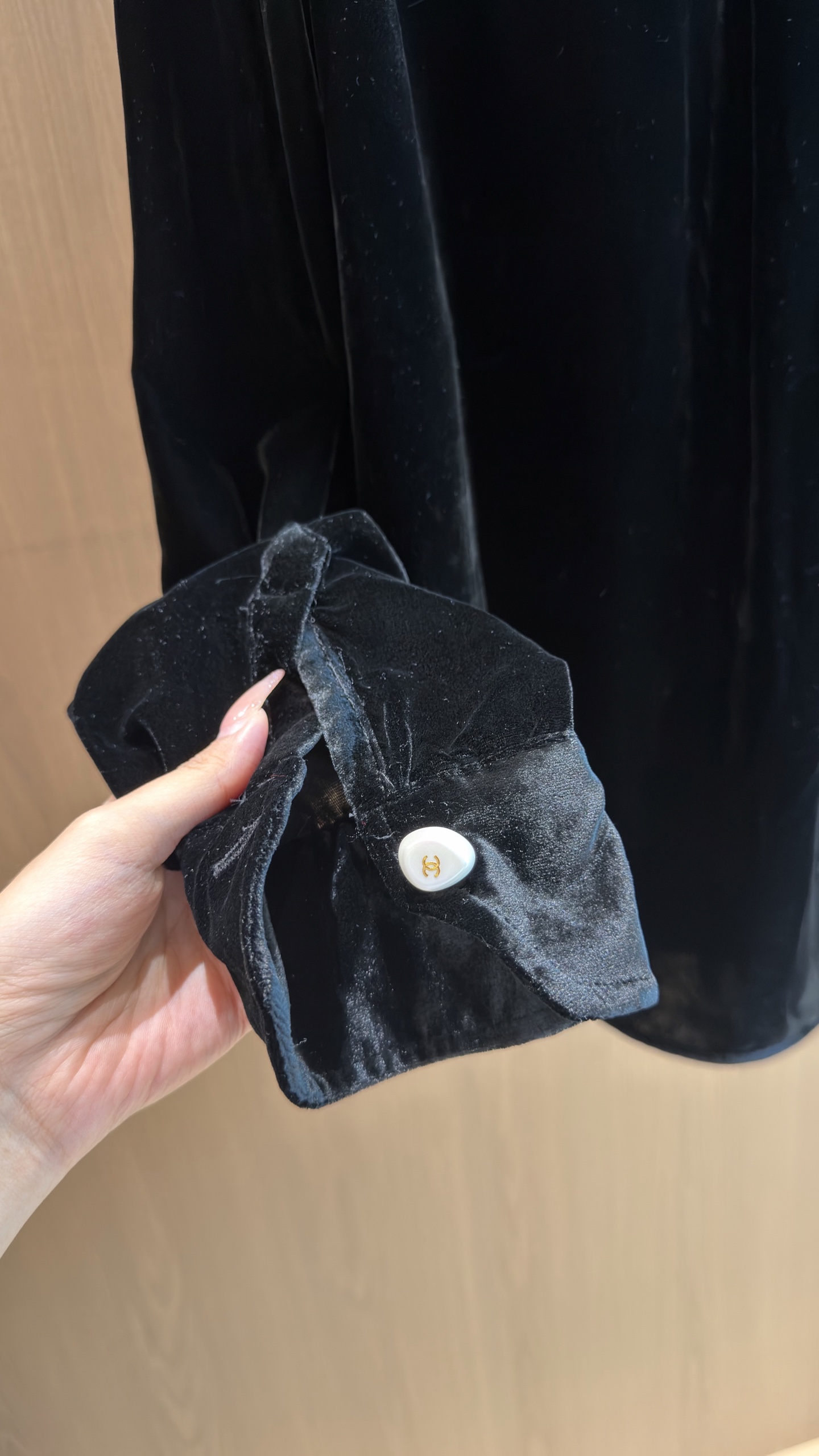 🛒𝐍𝐄𝐖 · 𝟐𝟎𝟐6/爆款现货 【秋冬上新】Ch*｜2026新品中古风丝绒衬衫  定制高端材质 撞色章仔logo点缀 