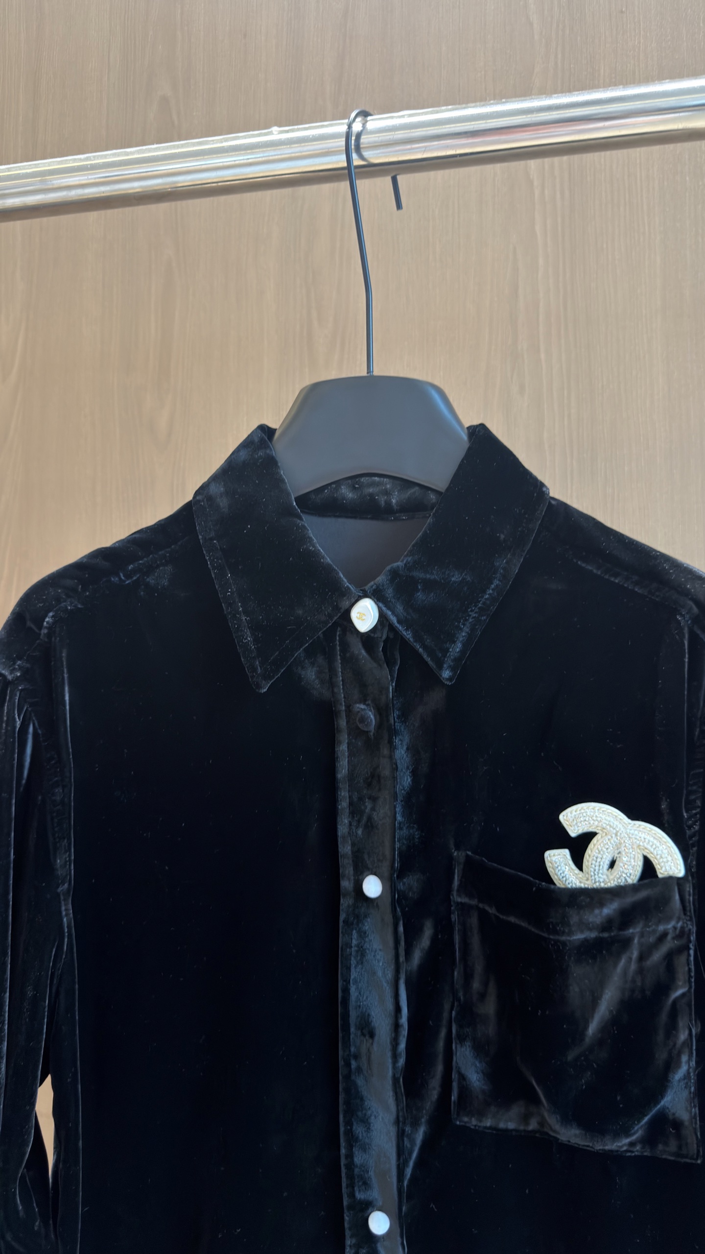 🛒𝐍𝐄𝐖 · 𝟐𝟎𝟐6/爆款现货 【秋冬上新】Ch*｜2026新品中古风丝绒衬衫  定制高端材质 撞色章仔logo点缀 