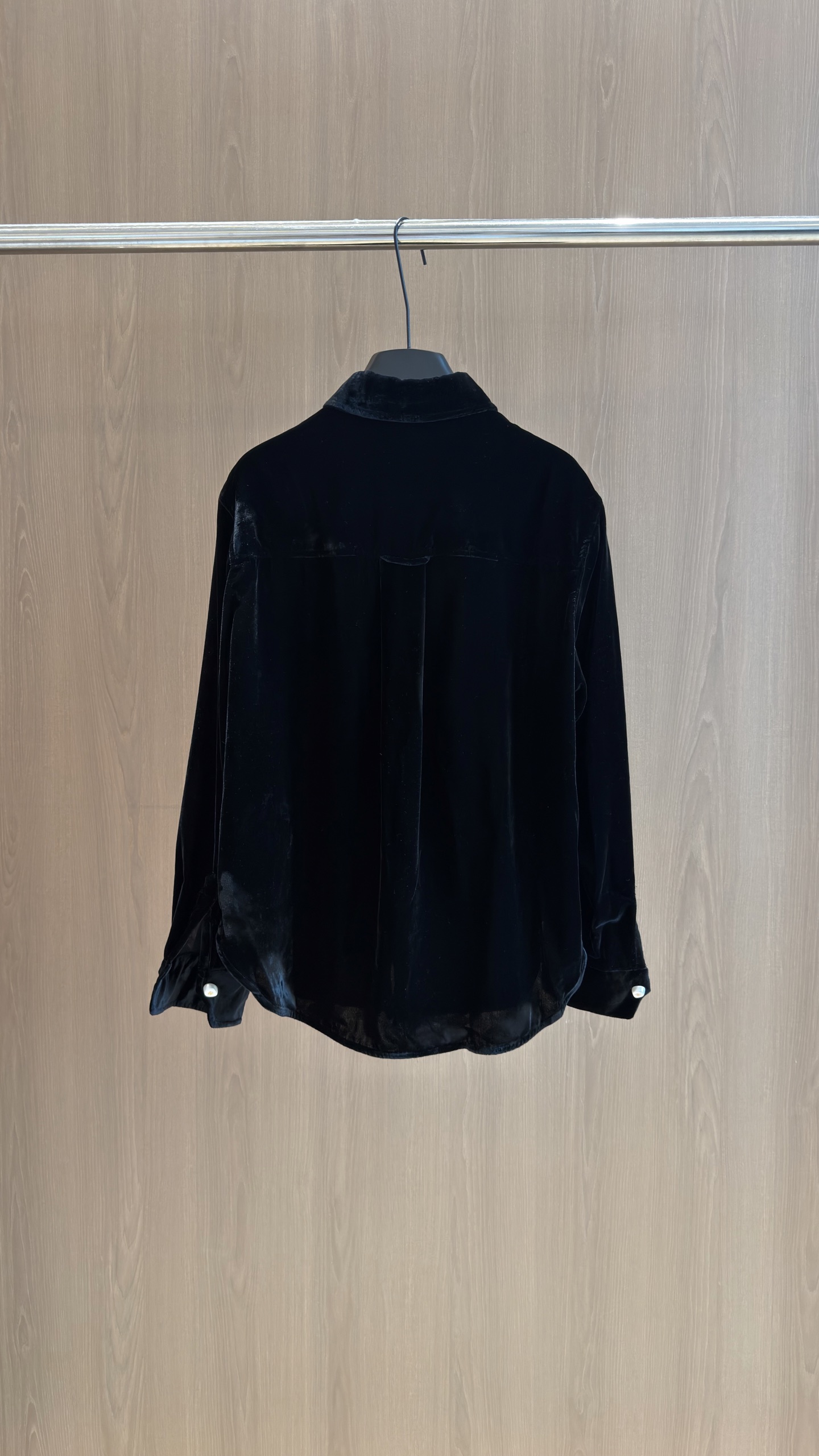 🛒𝐍𝐄𝐖 · 𝟐𝟎𝟐6/爆款现货 【秋冬上新】Ch*｜2026新品中古风丝绒衬衫  定制高端材质 撞色章仔logo点缀 
