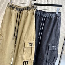 🛒𝐍𝐄𝐖 · 𝟐𝟎𝟐6/爆款现货 【原单品质】Ale*|抽绳工装式双口袋休闲裤 颜色百搭高级 定制版型尽显高级随意感 视 🛒𝐍𝐄𝐖 · 𝟐𝟎𝟐6/爆款现货 【原单品质】Ale*|抽绳工装式双口袋休闲裤 颜色百搭高级 定制版型尽显高级随意感 视