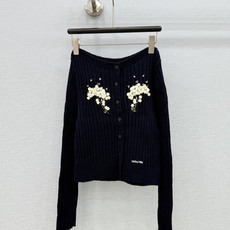 🛒𝐍𝐄𝐖 · 𝟐𝟎𝟐6/爆款现货 【原单品质】小众|2026早秋新款法式羊毛混马海毛手工订珠针织开衫 一字领设计,高订纱 🛒𝐍𝐄𝐖 · 𝟐𝟎𝟐6/爆款现货 【原单品质】小众|2026早秋新款法式羊毛混马海毛手工订珠针织开衫 一字领设计,高订纱