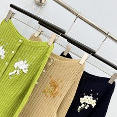 🛒𝐍𝐄𝐖 · 𝟐𝟎𝟐6/爆款现货 【原单品质】小众|2026早秋新款法式羊毛混马海毛手工订珠针织开衫 一字领设计,高订纱 🛒𝐍𝐄𝐖 · 𝟐𝟎𝟐6/爆款现货 【原单品质】小众|2026早秋新款法式羊毛混马海毛手工订珠针织开衫 一字领设计,高订纱