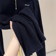 🛒𝐍𝐄𝐖 · 𝟐𝟎𝟐6/爆款现货 【原版定制】Mi*|✨藏青色半拉链毛衣|早秋氛围感直接拉满 谁能拒绝一件软糯的针织毛衣 🛒𝐍𝐄𝐖 · 𝟐𝟎𝟐6/爆款现货 【原版定制】Mi*|✨藏青色半拉链毛衣|早秋氛围感直接拉满 谁能拒绝一件软糯的针织毛衣