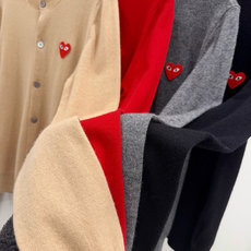 🛒𝐍𝐄𝐖 · 𝟐𝟎𝟐6/爆款现货 【原版定制】小众*|经典纯色爱心章仔贴布绣开衫✨永不过时的少女风 真的很难拒绝这件针织 🛒𝐍𝐄𝐖 · 𝟐𝟎𝟐6/爆款现货 【原版定制】小众*|经典纯色爱心章仔贴布绣开衫✨永不过时的少女风 真的很难拒绝这件针织