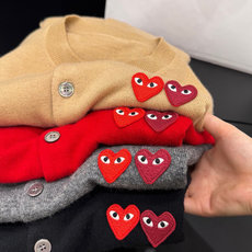 🛒𝐍𝐄𝐖 · 𝟐𝟎𝟐6/爆款现货 【原版定制】小众*|经典纯色双爱心章仔贴布绣开衫✨永不过时的少女风 真的很难拒绝这件针 🛒𝐍𝐄𝐖 · 𝟐𝟎𝟐6/爆款现货 【原版定制】小众*|经典纯色双爱心章仔贴布绣开衫✨永不过时的少女风 真的很难拒绝这件针