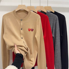 🛒𝐍𝐄𝐖 · 𝟐𝟎𝟐6/爆款现货 【原版定制】小众*|经典纯色双爱心章仔贴布绣开衫✨永不过时的少女风 真的很难拒绝这件针 🛒𝐍𝐄𝐖 · 𝟐𝟎𝟐6/爆款现货 【原版定制】小众*|经典纯色双爱心章仔贴布绣开衫✨永不过时的少女风 真的很难拒绝这件针