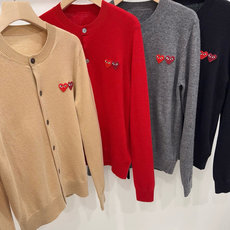 🛒𝐍𝐄𝐖 · 𝟐𝟎𝟐6/爆款现货 【原版定制】小众*|经典纯色双爱心章仔贴布绣开衫✨永不过时的少女风 真的很难拒绝这件针 🛒𝐍𝐄𝐖 · 𝟐𝟎𝟐6/爆款现货 【原版定制】小众*|经典纯色双爱心章仔贴布绣开衫✨永不过时的少女风 真的很难拒绝这件针