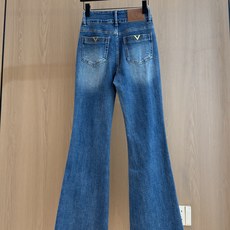 🛒𝐍𝐄𝐖 · 𝟐𝟎𝟐6/爆款现货 【秋冬新款】设计师|撞色金属V微喇牛仔裤 采用高端定制面料,牛仔穿起来非常舒适,常规设 🛒𝐍𝐄𝐖 · 𝟐𝟎𝟐6/爆款现货 【秋冬新款】设计师|撞色金属V微喇牛仔裤 采用高端定制面料,牛仔穿起来非常舒适,常规设