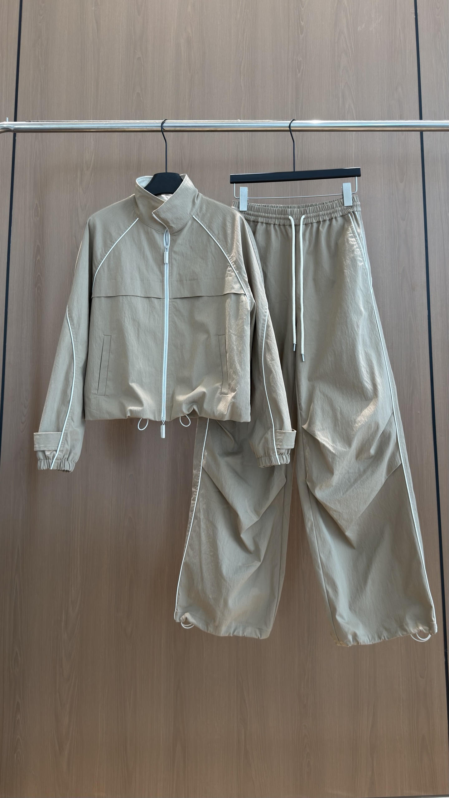 🛒𝐍𝐄𝐖 · 𝟐𝟎𝟐6/爆款现货 【秋冬上新】设计师 ｜26新款工装风套装 高端定制双拉链外套，搭配撞色抽绳长裤 极简主
