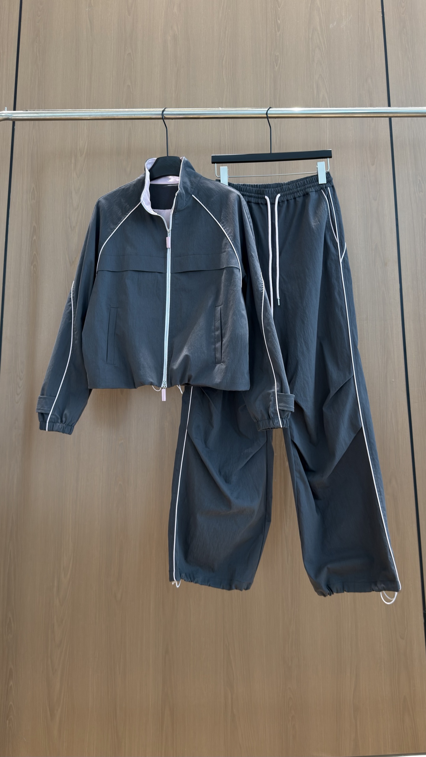 🛒𝐍𝐄𝐖 · 𝟐𝟎𝟐6/爆款现货 【秋冬上新】设计师 ｜26新款工装风套装 高端定制双拉链外套，搭配撞色抽绳长裤 极简主