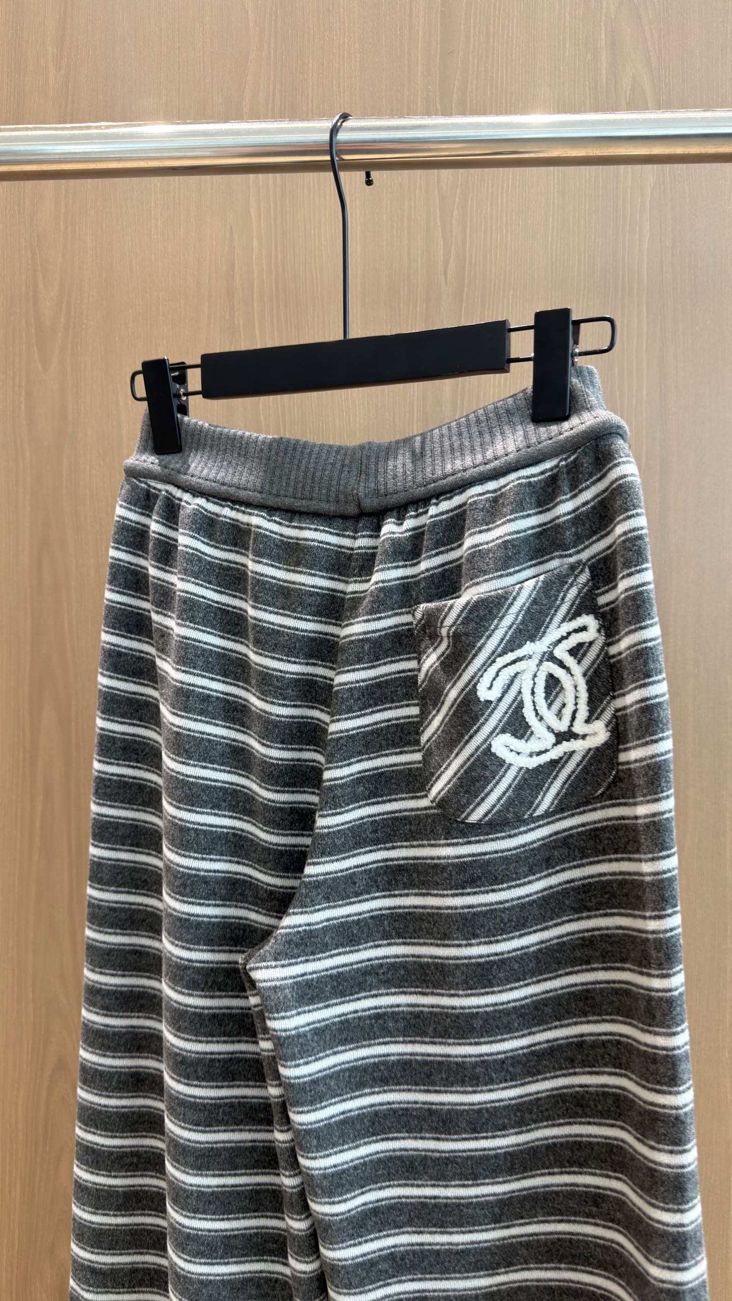 🛒𝐍𝐄𝐖 · 𝟐𝟎𝟐6/爆款现货 【秋冬上新】Ch*｜✨中古风早秋慵懒条纹套装｜松弛感拿捏住 灰调条纹自带低调氛围感 半