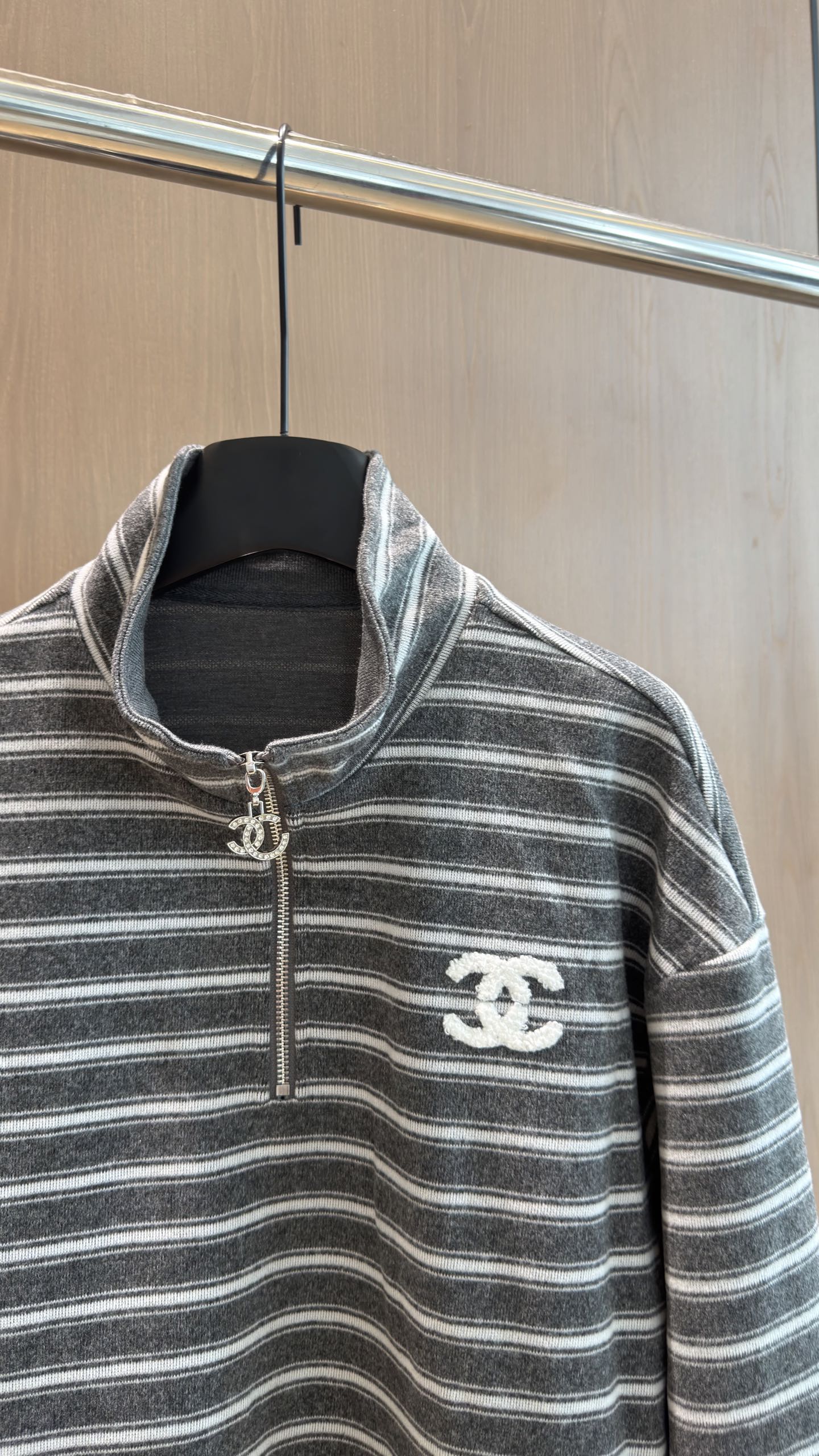 🛒𝐍𝐄𝐖 · 𝟐𝟎𝟐6/爆款现货 【秋冬上新】Ch*｜✨中古风早秋慵懒条纹套装｜松弛感拿捏住 灰调条纹自带低调氛围感 半