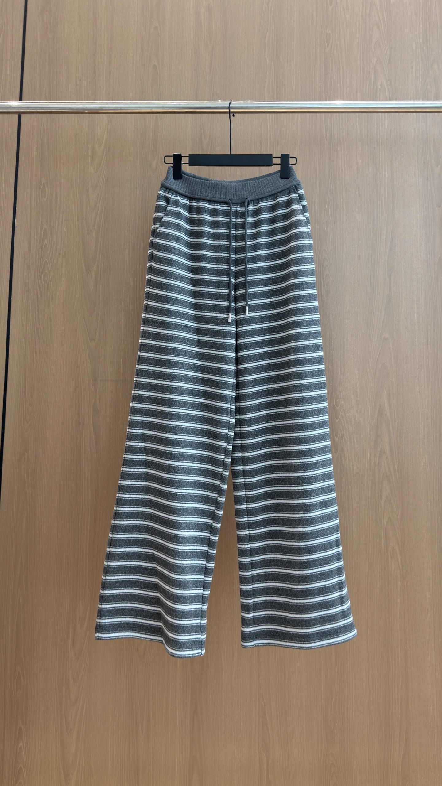 🛒𝐍𝐄𝐖 · 𝟐𝟎𝟐6/爆款现货 【秋冬上新】Ch*｜✨中古风早秋慵懒条纹套装｜松弛感拿捏住 灰调条纹自带低调氛围感 半