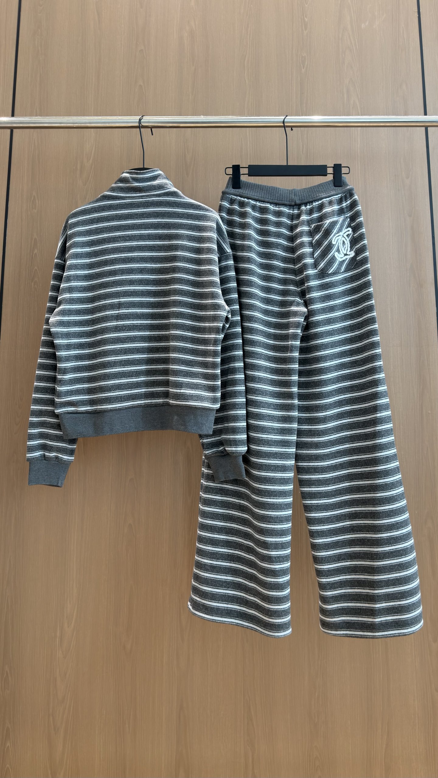 🛒𝐍𝐄𝐖 · 𝟐𝟎𝟐6/爆款现货 【秋冬上新】Ch*｜✨中古风早秋慵懒条纹套装｜松弛感拿捏住 灰调条纹自带低调氛围感 半