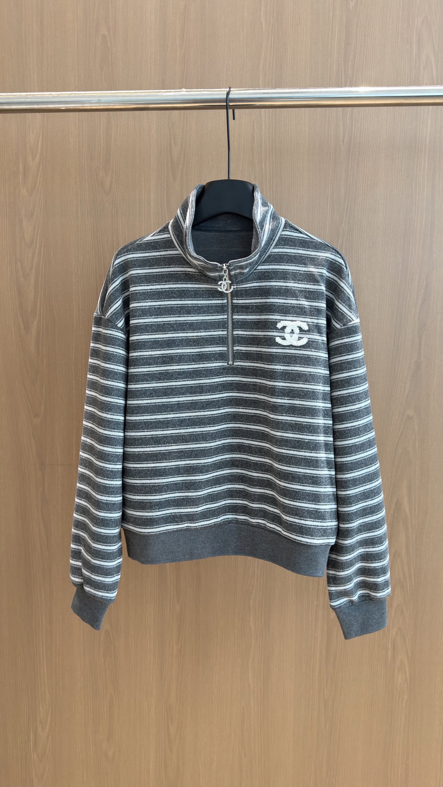 🛒𝐍𝐄𝐖 · 𝟐𝟎𝟐6/爆款现货 【秋冬上新】Ch*｜✨中古风早秋慵懒条纹套装｜松弛感拿捏住 灰调条纹自带低调氛围感 半