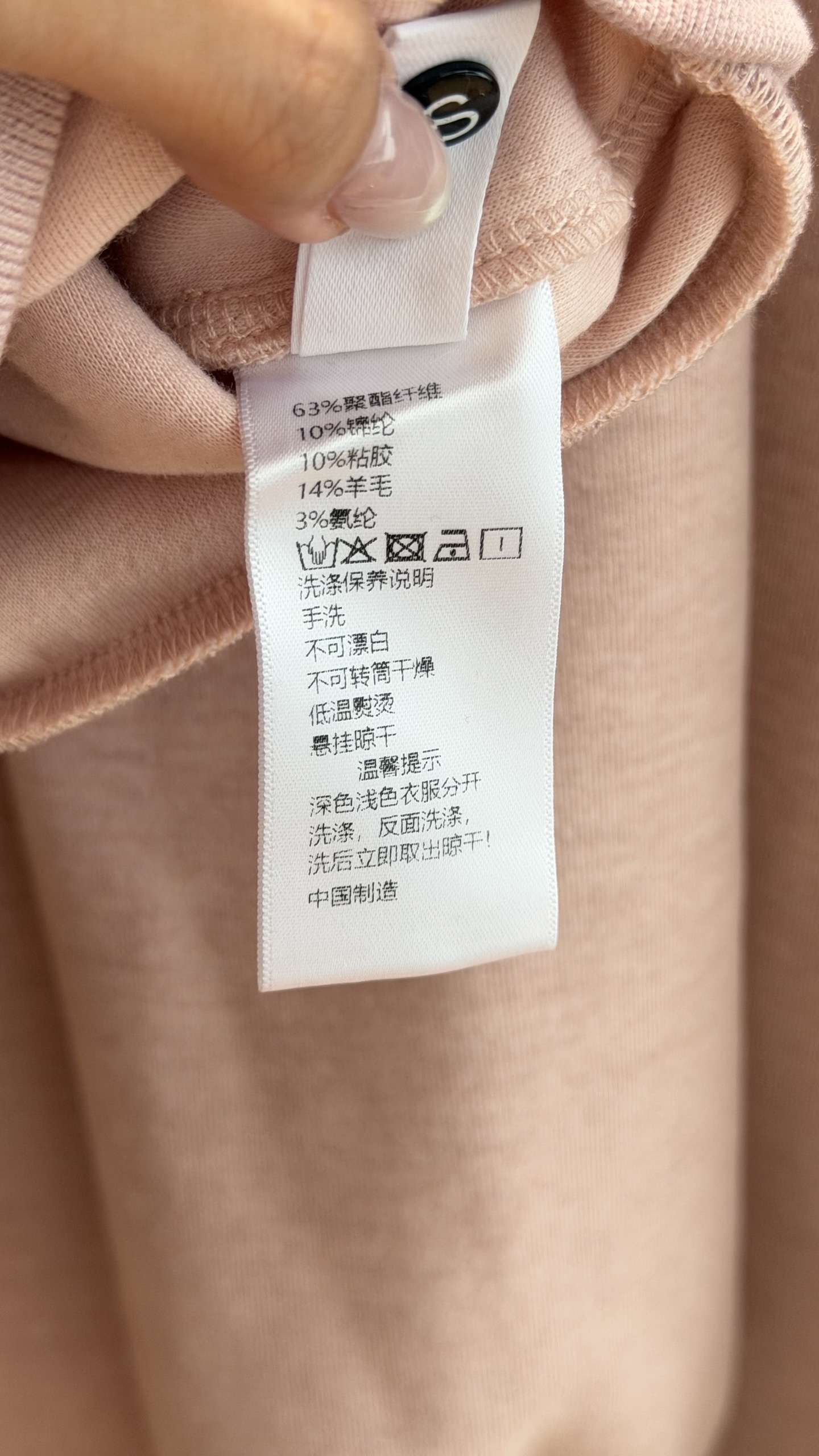 🛒𝐍𝐄𝐖 · 𝟐𝟎𝟐6/爆款现货 【秋冬上新】D*｜✨温柔高级感带帽休闲两件套套装 浅调奶系配色，氛围感直接拉满🤍 织带