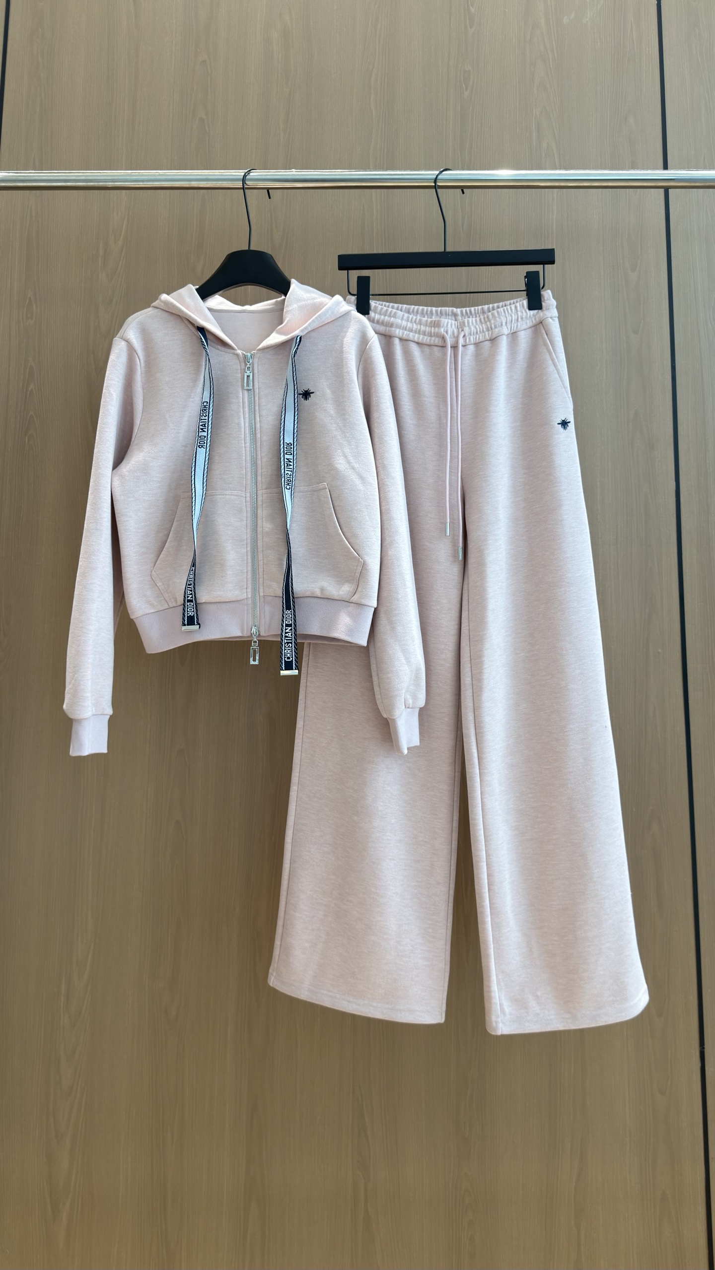 🛒𝐍𝐄𝐖 · 𝟐𝟎𝟐6/爆款现货 【秋冬上新】D*｜✨温柔高级感带帽休闲两件套套装 浅调奶系配色，氛围感直接拉满🤍 织带