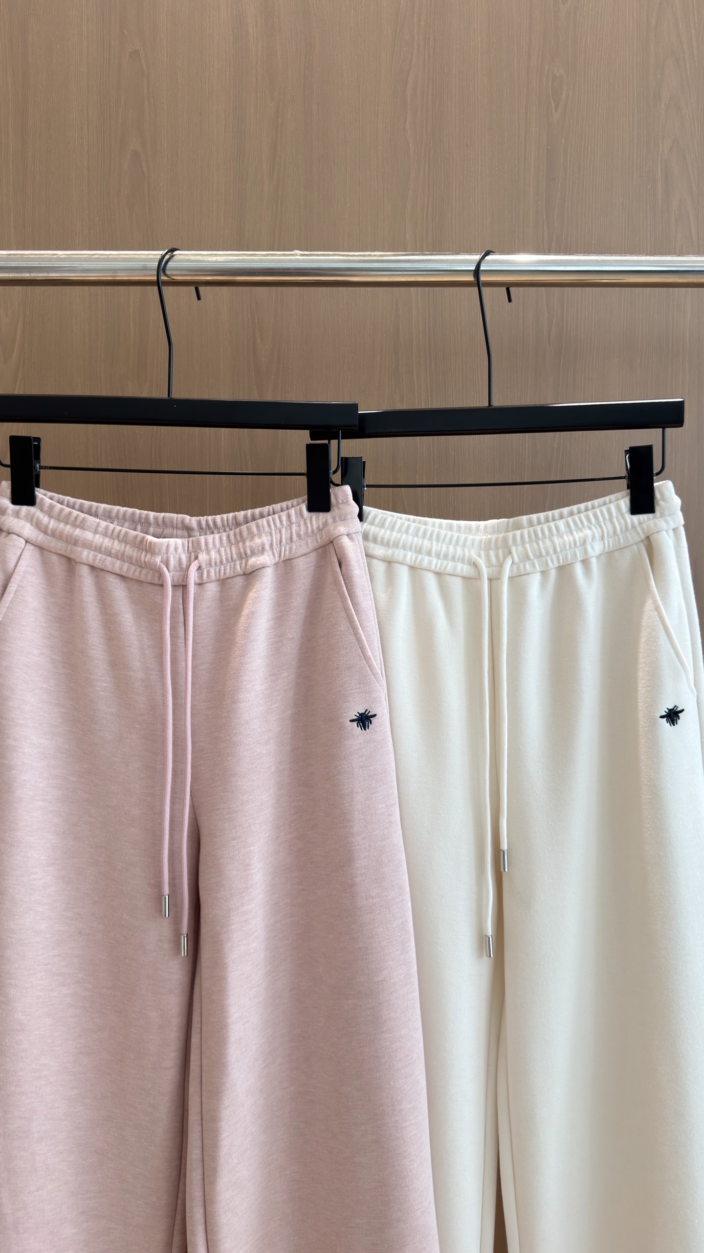 🛒𝐍𝐄𝐖 · 𝟐𝟎𝟐6/爆款现货 【秋冬上新】D*｜✨温柔高级感带帽休闲两件套套装 浅调奶系配色，氛围感直接拉满🤍 织带