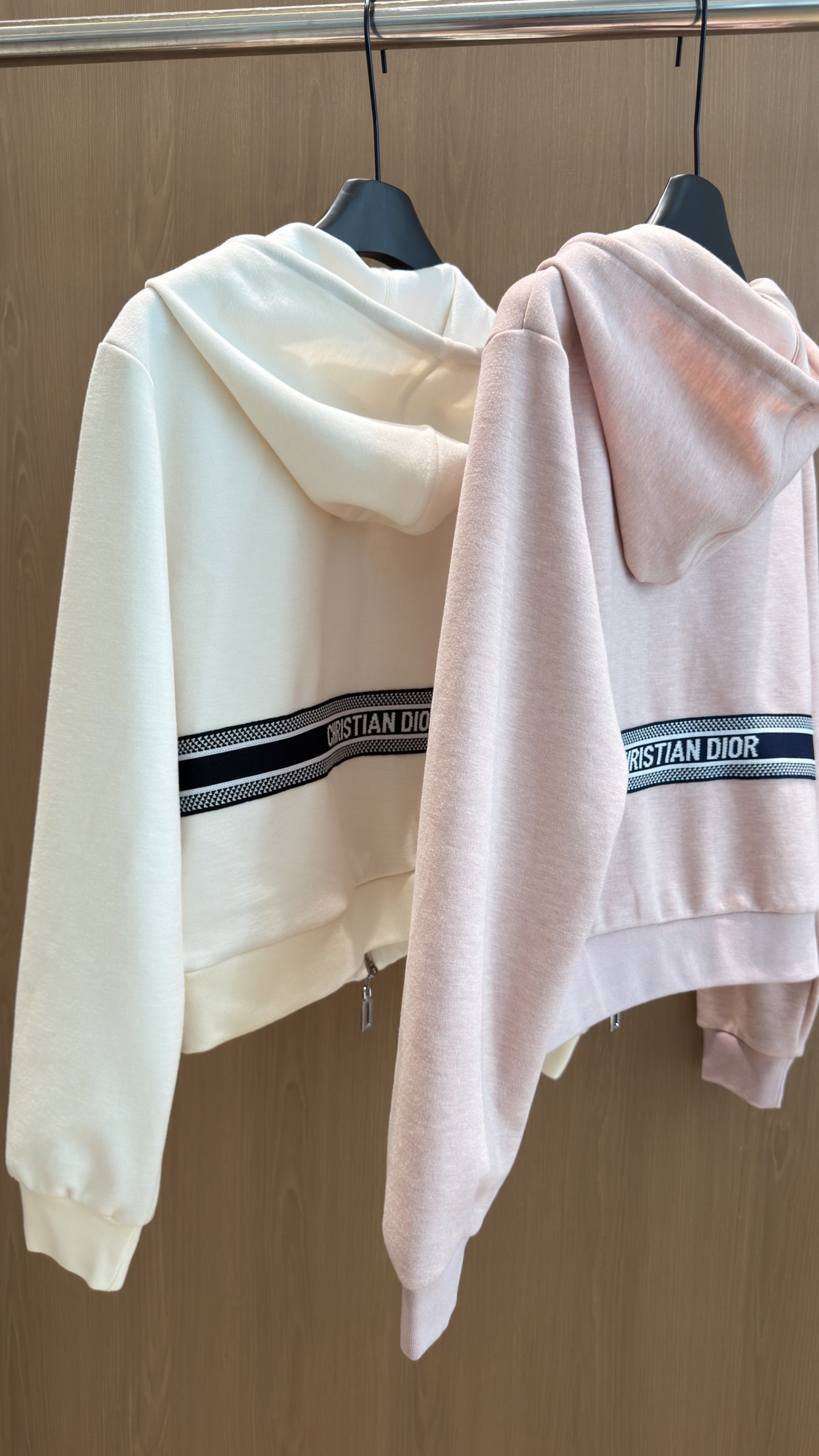 🛒𝐍𝐄𝐖 · 𝟐𝟎𝟐6/爆款现货 【秋冬上新】D*｜✨温柔高级感带帽休闲两件套套装 浅调奶系配色，氛围感直接拉满🤍 织带