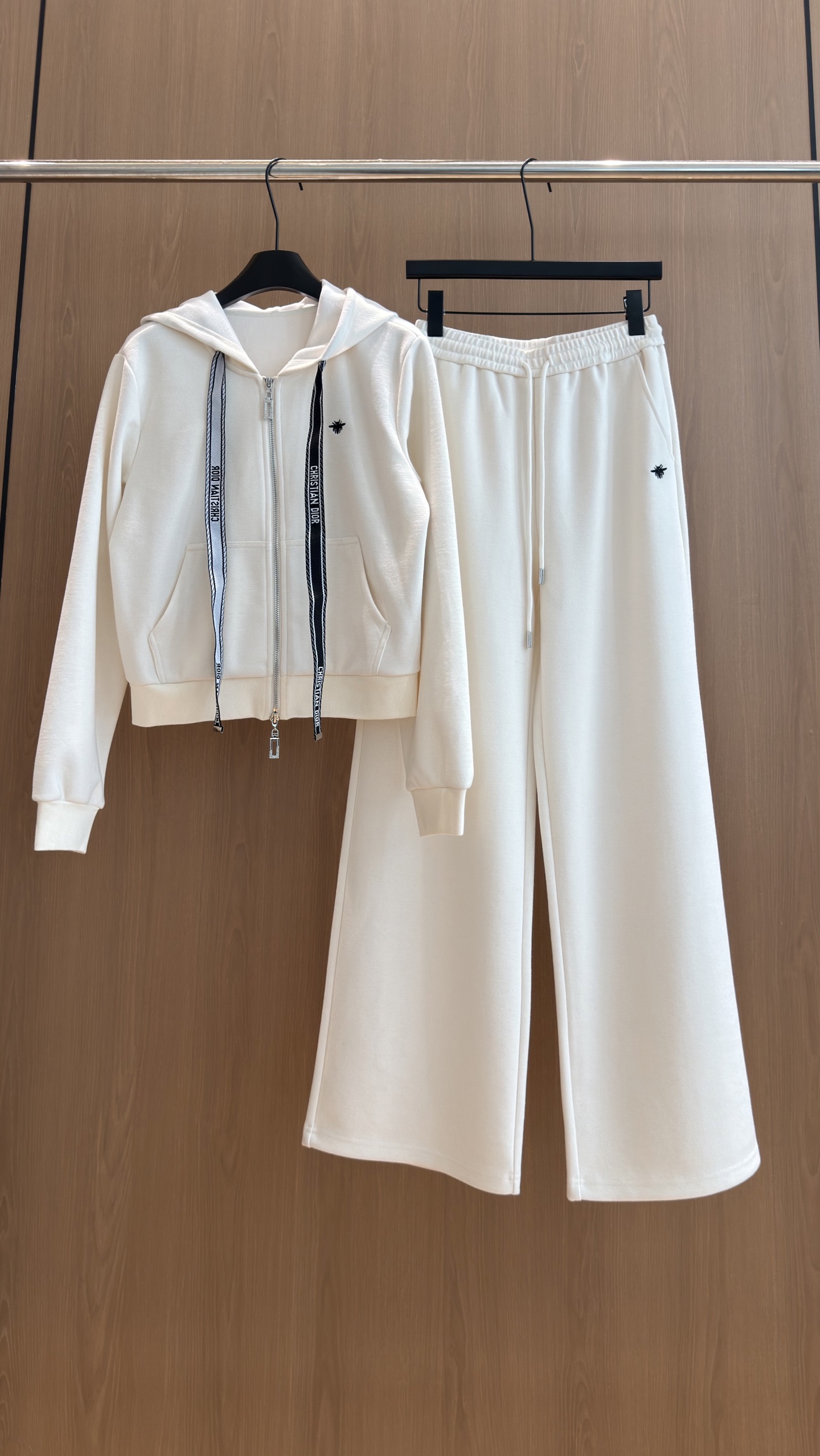 🛒𝐍𝐄𝐖 · 𝟐𝟎𝟐6/爆款现货 【秋冬上新】D*｜✨温柔高级感带帽休闲两件套套装 浅调奶系配色，氛围感直接拉满🤍 织带