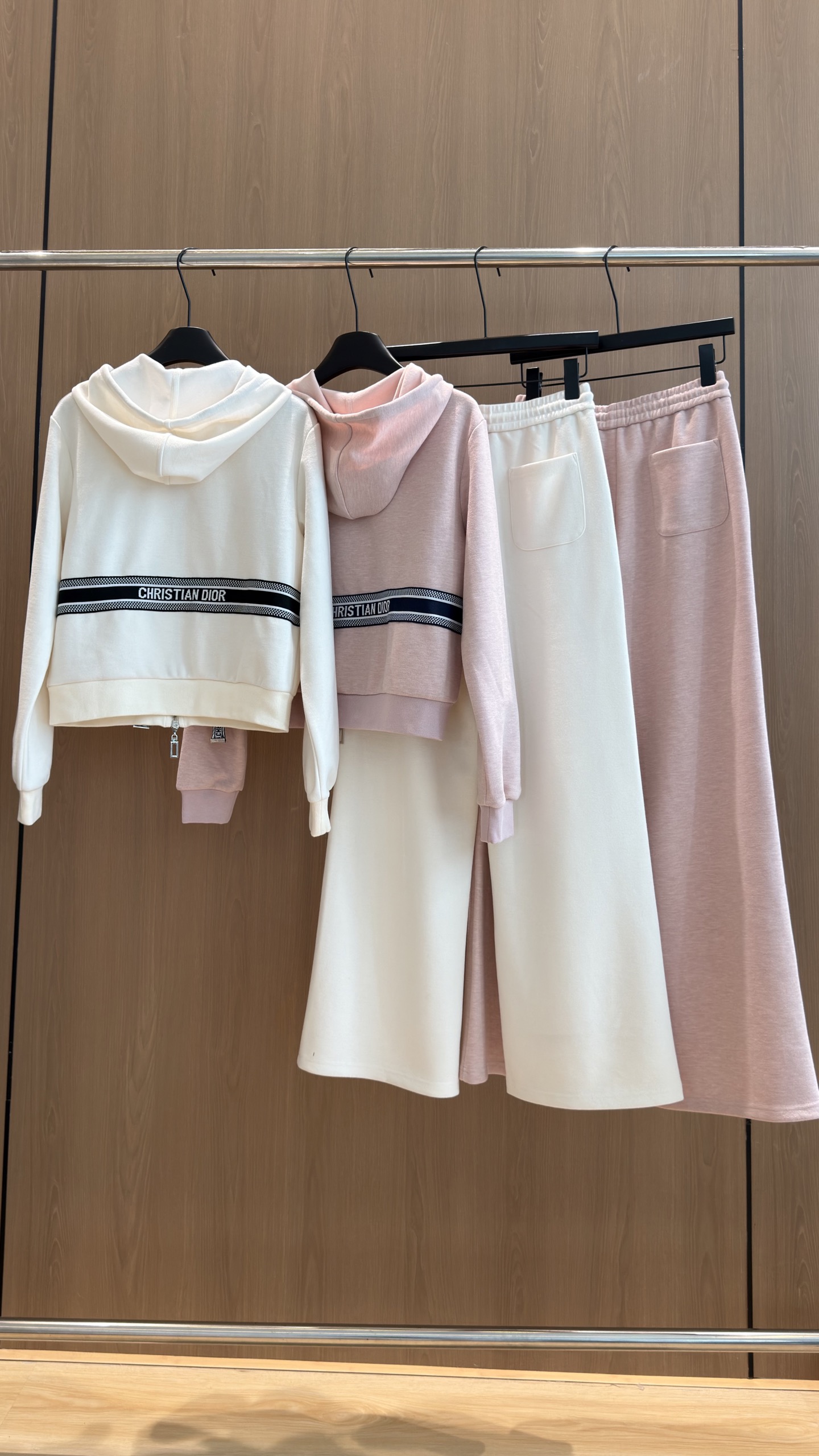 🛒𝐍𝐄𝐖 · 𝟐𝟎𝟐6/爆款现货 【秋冬上新】D*｜✨温柔高级感带帽休闲两件套套装 浅调奶系配色，氛围感直接拉满🤍 织带