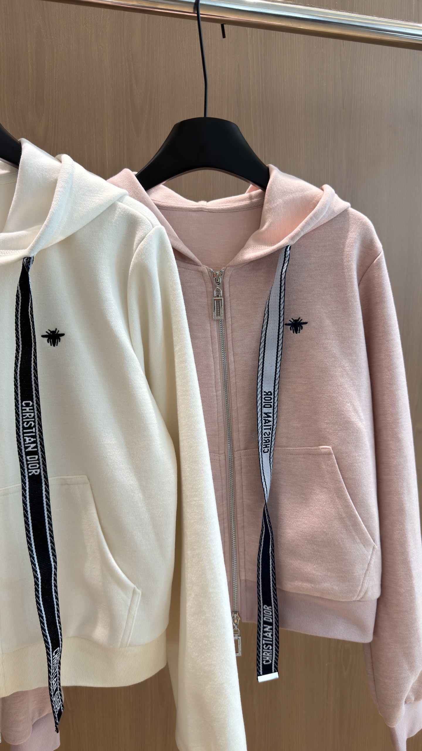 🛒𝐍𝐄𝐖 · 𝟐𝟎𝟐6/爆款现货 【秋冬上新】D*｜✨温柔高级感带帽休闲两件套套装 浅调奶系配色，氛围感直接拉满🤍 织带