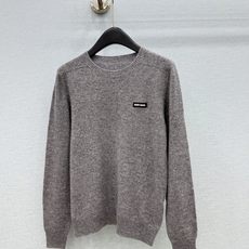 🛒𝐍𝐄𝐖 · 𝟐𝟎𝟐6/爆款现货 【原版定制】Mi*|✨羊绒贴标圆领毛衣|早秋氛围感直接拉满 谁能拒绝一件软糯的针织毛衣 🛒𝐍𝐄𝐖 · 𝟐𝟎𝟐6/爆款现货 【原版定制】Mi*|✨羊绒贴标圆领毛衣|早秋氛围感直接拉满 谁能拒绝一件软糯的针织毛衣