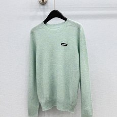 🛒𝐍𝐄𝐖 · 𝟐𝟎𝟐6/爆款现货 【原版定制】Mi*|✨羊绒贴标圆领毛衣|早秋氛围感直接拉满 谁能拒绝一件软糯的针织毛衣 🛒𝐍𝐄𝐖 · 𝟐𝟎𝟐6/爆款现货 【原版定制】Mi*|✨羊绒贴标圆领毛衣|早秋氛围感直接拉满 谁能拒绝一件软糯的针织毛衣