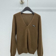 🛒𝐍𝐄𝐖 · 𝟐𝟎𝟐6/爆款现货 【原版定制】Mi*|✨羊绒贴标毛衣外套|早秋氛围感直接拉满 谁能拒绝一件软糯的针织毛衣 🛒𝐍𝐄𝐖 · 𝟐𝟎𝟐6/爆款现货 【原版定制】Mi*|✨羊绒贴标毛衣外套|早秋氛围感直接拉满 谁能拒绝一件软糯的针织毛衣