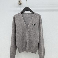 🛒𝐍𝐄𝐖 · 𝟐𝟎𝟐6/爆款现货 【原版定制】Mi*|✨羊绒贴标毛衣外套|早秋氛围感直接拉满 谁能拒绝一件软糯的针织毛衣 🛒𝐍𝐄𝐖 · 𝟐𝟎𝟐6/爆款现货 【原版定制】Mi*|✨羊绒贴标毛衣外套|早秋氛围感直接拉满 谁能拒绝一件软糯的针织毛衣