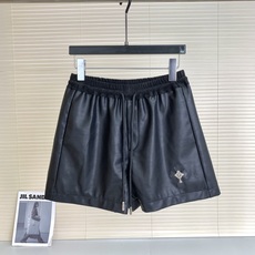 🛒𝐍𝐄𝐖 · 𝟐𝟎𝟐6/爆款现货 【原单品质 】设计师| 抽绳贴标皮短裤 采用高端定制面料,面料穿起来非常舒适,常规设计 🛒𝐍𝐄𝐖 · 𝟐𝟎𝟐6/爆款现货 【原单品质 】设计师| 抽绳贴标皮短裤 采用高端定制面料,面料穿起来非常舒适,常规设计