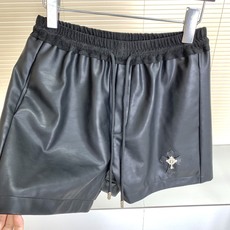 🛒𝐍𝐄𝐖 · 𝟐𝟎𝟐6/爆款现货 【原单品质 】设计师| 抽绳贴标皮短裤 采用高端定制面料,面料穿起来非常舒适,常规设计 🛒𝐍𝐄𝐖 · 𝟐𝟎𝟐6/爆款现货 【原单品质 】设计师| 抽绳贴标皮短裤 采用高端定制面料,面料穿起来非常舒适,常规设计