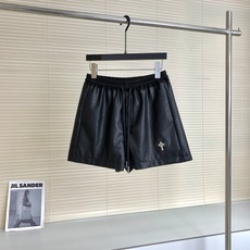 🛒𝐍𝐄𝐖 · 𝟐𝟎𝟐6/爆款现货 【原单品质 】设计师| 抽绳贴标皮短裤 采用高端定制面料,面料穿起来非常舒适,常规设计 🛒𝐍𝐄𝐖 · 𝟐𝟎𝟐6/爆款现货 【原单品质 】设计师| 抽绳贴标皮短裤 采用高端定制面料,面料穿起来非常舒适,常规设计