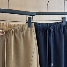 🛒𝐍𝐄𝐖 · 𝟐𝟎𝟐6/爆款现货 【秋冬上新】设计师|松紧抽绳休闲裤 精致拼接口袋,颜色百搭高级 定制版型尽显高级随意感 🛒𝐍𝐄𝐖 · 𝟐𝟎𝟐6/爆款现货 【秋冬上新】设计师|松紧抽绳休闲裤 精致拼接口袋,颜色百搭高级 定制版型尽显高级随意感